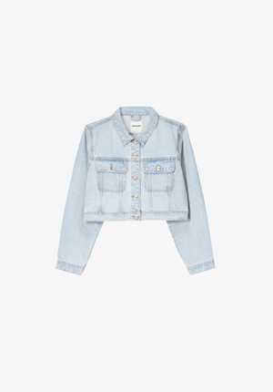 Lyseblå, cropped denimjakke med knaplukning foran, to brystlommer og lange ærmer. Har en klassisk krave og diskret fading.