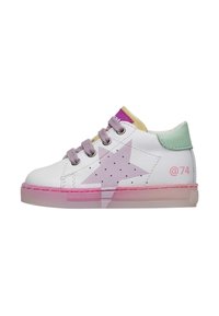 Sneaker bianca in pelle con un motivo a stella lilla, dettagli rosa sulla suola, lacci grigi e un'etichetta sul tallone verde menta.