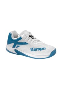 Zapatilla deportiva blanca con acentos azules, parte superior de malla texturizada, suela de goma y prominente marca "Kempa" en el costado.