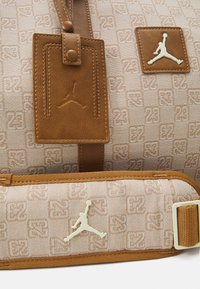 Jordan JAM MONOGRAM DUFFLE BAG UNISEX - Športna torba - coconut milk