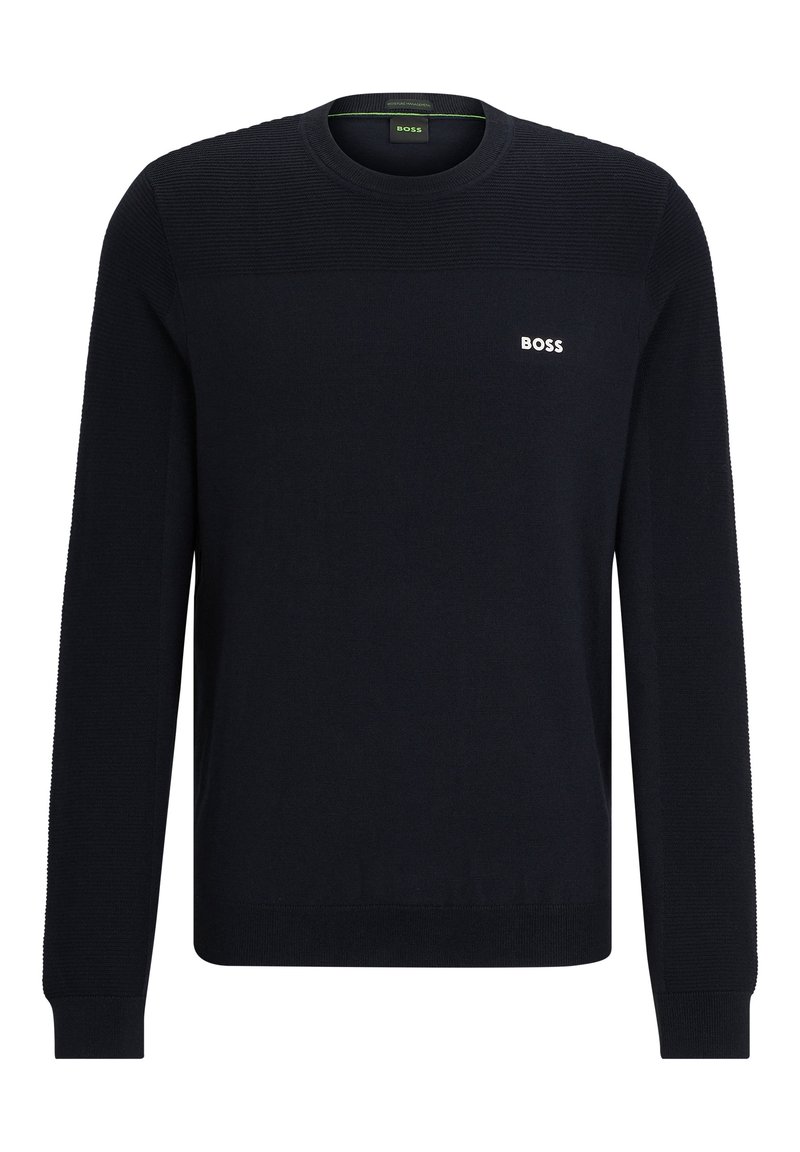 Marineblauer Strickpullover mit langen Ärmeln, strukturiertem Besatz an den Schultern und einem kleinen weißen "BOSS"-Logo auf der Brust.