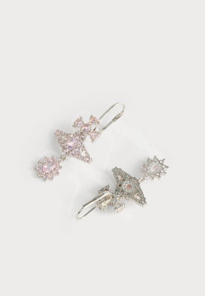 Ezüst fülbevalók, amelyek bonyolult kivágott mintákkal vannak díszítve, különféle formájú, köztük ovális és kerek rózsaszín drágakövekkel ékítve.