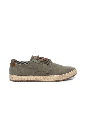 Zapato informal verde oliva con cordones, suela de yute tejido y detalles en cuero marrón, diseño de corte bajo y forro interior a rayas.