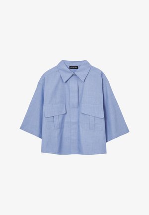 Helles blaues Kurzarmhemd mit Kragen und zwei Fronttaschen. Der Stoff hat eine glatte Textur und eine lockere, oversized Passform.