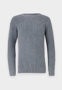 Stickad blå tröja med ett strukturerat mönster, ribbad manschetter och nederkant samt rundad halsringning. Raglanärmarna ökar komfort och passform.