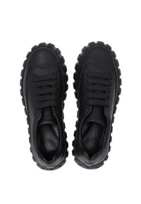 Czarne sneakersy z gumowymi podeszwami, teksturowaną cholewką, sześcioma oczkami na sznurówki, wyściełanym językiem oraz perforowaną podszewką. Okrągły design czubka.