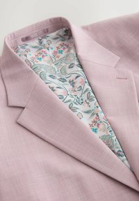 Világos rózsaszín blézer, enyhén kivágott gallérral, pasztellszínekben virágmintás belső béléssel.