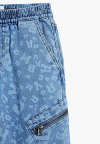 Heled sinises väikese tähekirjaga denim jogger lühikesed püksid, elastse vöökoha, küljetaskute ja lukuga tasku detailiga.