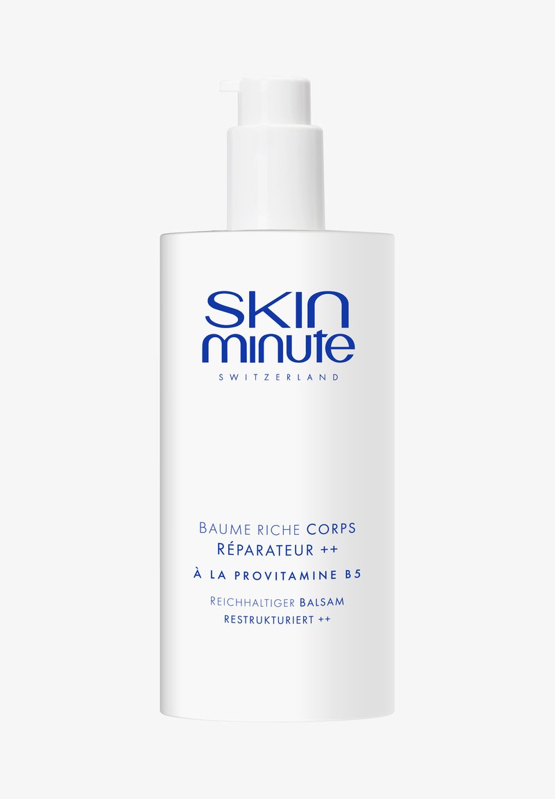 Flacone bianco con pompa di balsamo per il corpo Skin Minute con Provitamina B5, etichettato in francese e tedesco.