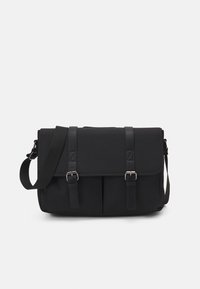 Sac messager noir en tissu résistant, avec un rabat de fermeture, deux poches avant et des sangles réglables pour plus de commodité.