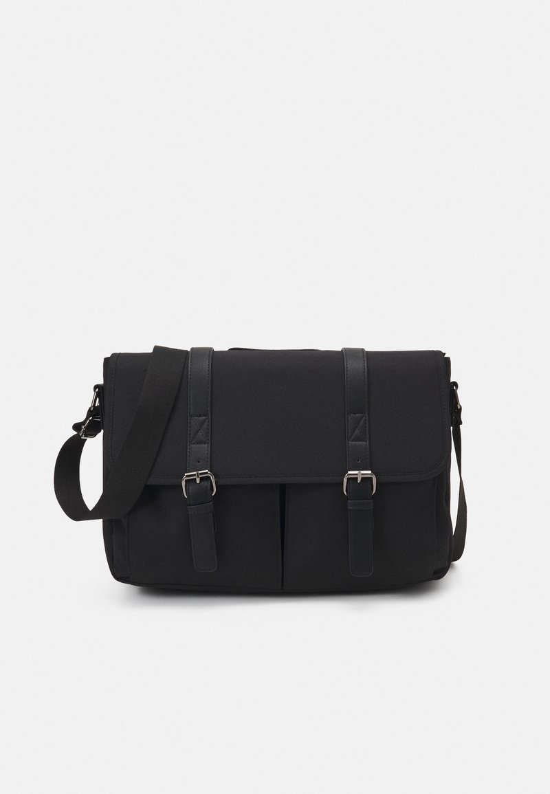 Sac messager noir en tissu résistant, avec un rabat de fermeture, deux poches avant et des sangles réglables pour plus de commodité.