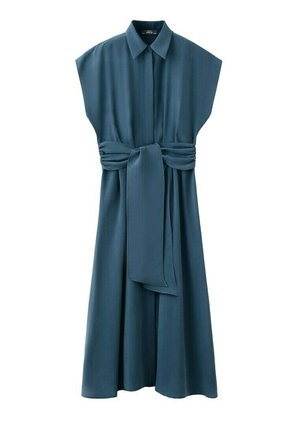 Vestido midi sin mangas de color verde azulado con hombros anchos, cuello puntiagudo, botones delanteros ocultos y cinturón ancho de tela anudado a la cintura.