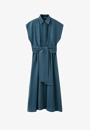 Vestido midi sin mangas de color verde azulado con hombros anchos, cuello puntiagudo, botones delanteros ocultos y cinturón ancho de tela anudado a la cintura.