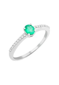 Anello di smeraldo con una pietra verde tonda incastonata in una fascia d'argento, accentuato da piccole pietre trasparenti lungo un lato per dettagli aggiuntivi.