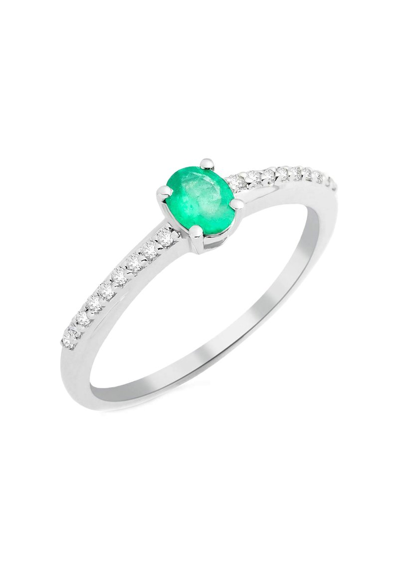 Anello di smeraldo con una pietra verde tonda incastonata in una fascia d'argento, accentuato da piccole pietre trasparenti lungo un lato per dettagli aggiuntivi.
