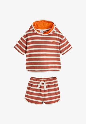 Completo per bambino piccolo composto da due pezzi con strisce orizzontali color ruggine e bianco, maglia con cappuccio a maniche corte con ricamo di granchio e pantaloncini con vita elastica e coulisse.