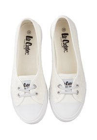 Białe płócienne trampki z koronkowym wykończeniem, gumowymi podeszwami i srebrnymi oczkami. Logo nadrukowane wewnątrz. Okrągły design noska. Rozmiar 38.