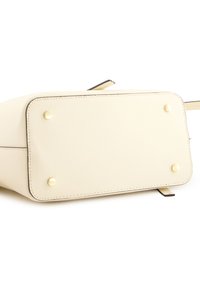 Cremefarbenelederhandtasche mit strukturiertem Format, goldenen Hardware-Akzenten und vier Schutzfüßen am Boden.