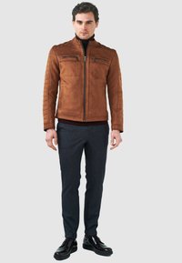 Pierre Cardin Jacka i konstläder - braun