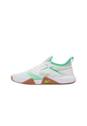 Wit-groene Reebok sportschoen met rubberen zool, mesh bovenwerk en de tekst "Flexweave" aan de zijkant van de zool.