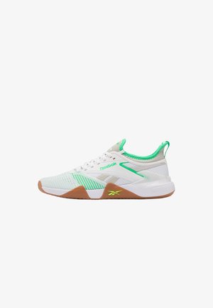 Scarpa da ginnastica bianca e verde Reebok con suola in gomma, tomaia in mesh e scritta "Flexweave" sul lato della suola.