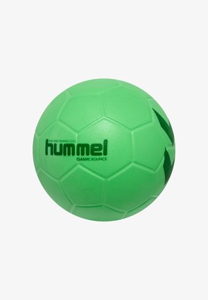 Grøn skumtræningsbold med en tekstureret overflade og sekspunktsmønster. Har sort logo tekst "Hummel Classic Bounce." Rund form.