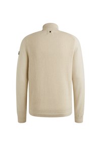 Beige Strickpullover mit hohem Kragen, strukturiertem Muster, gerippten Bündchen und einem kleinen Logo auf dem linken Ärmel.