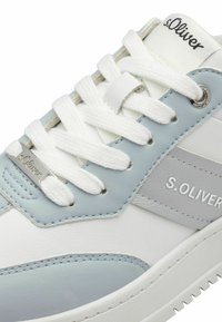 White sneaker with light blue and gray accents, featuring a smooth finish, round toe, white laces, and branded side detail.