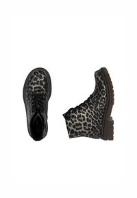 Bottes de cheville imprimé léopard noir et blanc avec cuir texturé, bout rond, laçage à l'avant, semelles robustes et semelle contraste brun foncé.