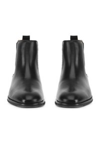 Crne Chelsea čizme od kože s okruglim vrhovima, elastičnim bočnim panelima i trakama za izvlačenje na stražnjoj strani, prikazane sprijeda na bijeloj pozadini.