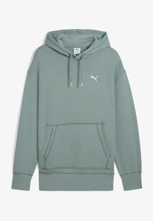 Sweat-shirt à capuche gris-vert avec une poche kangourou, des poignets et un ourlet côtelés, et un petit logo blanc sur la poitrine gauche. Texture lisse.