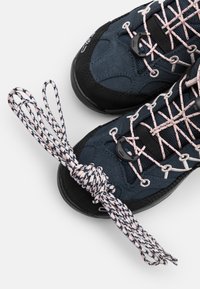 Mörkblå vandringsskor med strukturerad mocka och nätpaneler, med svarta gummisulor och snören med rosa- och blåmönster.