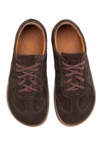 Brązowe zamszowe buty z zaokrąglonym noskiem, wyposażone w pasujące brązowe sznurowadła i minimalistyczny design. Wnętrze wykonane ze skóry z wytłoczonym logo marki.