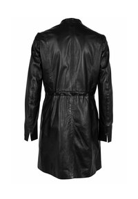 Cappotto lungo in pelle nera con vita cinturata, texture liscia e vestibilità su misura. Dotato di un colletto alto e maniche lunghe.