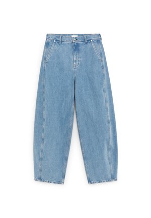 Jeans denim azzurri chiaro a vita alta con vestibilità comoda, tasche frontali, passanti per cintura e chiusura con bottone e cerniera.