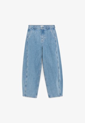 Lyseblå jeans med høj talje i afslappet pasform, forlommer, bæltestropper samt knap- og lynlåslukning.