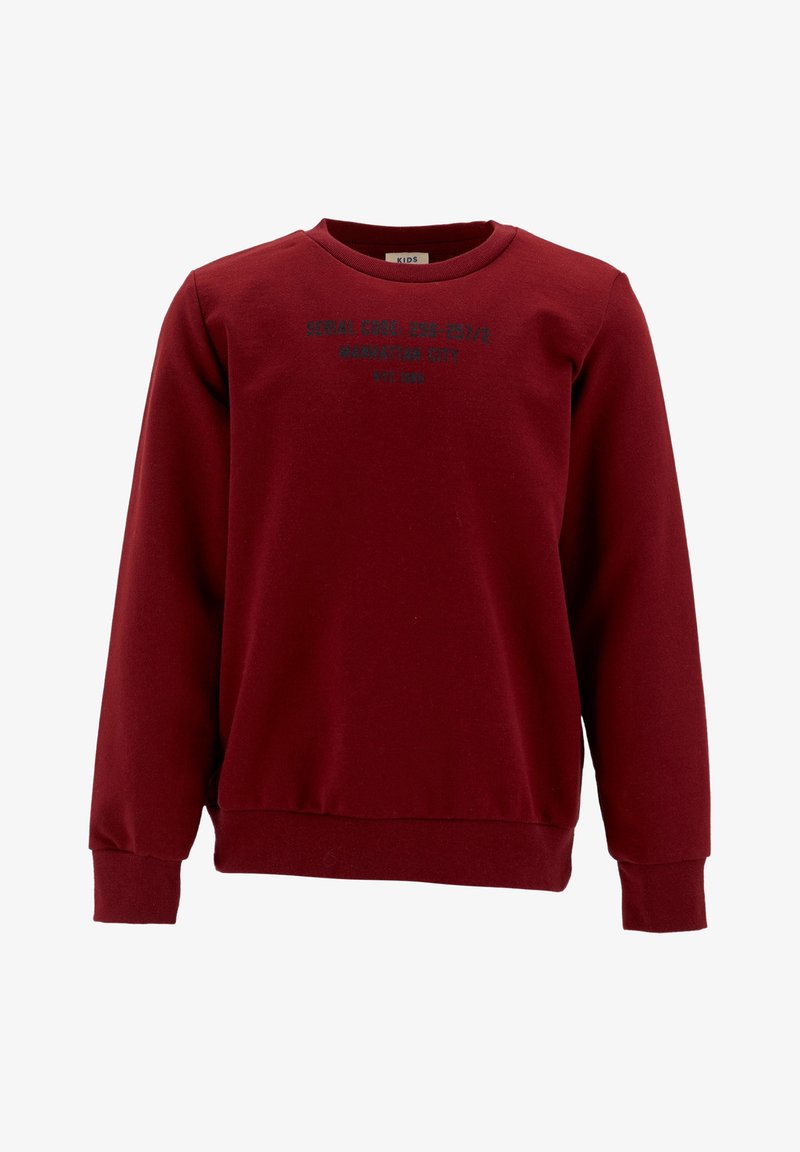 Sweat-shirt manches longues pour enfants de couleur rouge foncé avec poignets et ourlet côtelés, comportant un petit texte noir indiquant « Serial Code 2595-237/2 Manhattan City NYC 1989 ».
