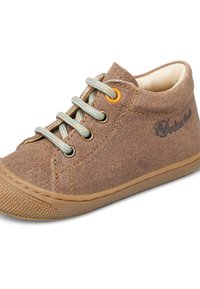Scarpa in suede marrone con superficie testurizzata, suola in gomma, lacci verdi e occhielli arancioni. Presenta un design cucito e un logo sul lato.