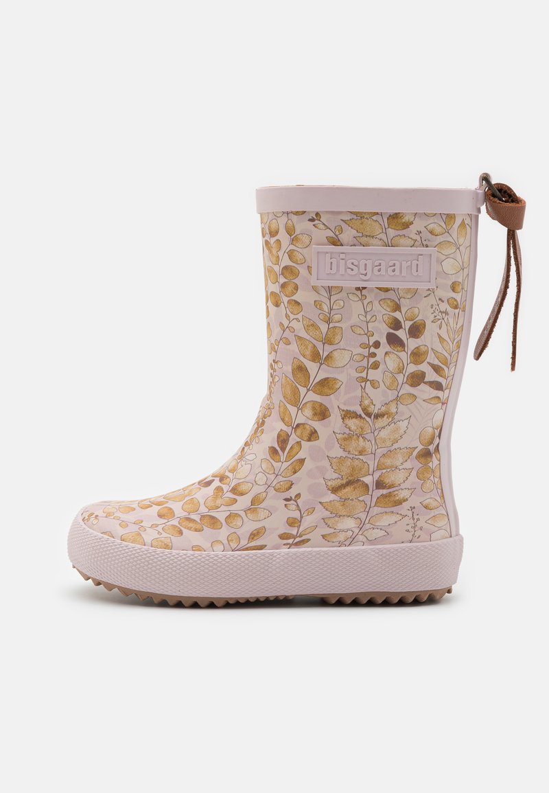 Botte de pluie rose clair avec un motif floral doré et marron. Fabriquée en caoutchouc avec une semelle texturée et une poignée pour un enfilage facile.