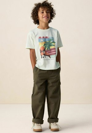 MIT ARTWORK-PRINT  - T-shirt imprimé - hellgrün