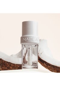 Vernis à ongles NABLA dans un flacon en verre transparent avec un capuchon blanc. Le capuchon présente une finition texturée et un logo en relief sur le devant.