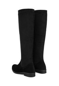 Czarne zamszowe buty za kolano o gładkiej fakturze, płaskiej podeszwie i subtelnym przeszyciu na krawędzi. Zaprojektowane z myślą o komforcie i prostocie.