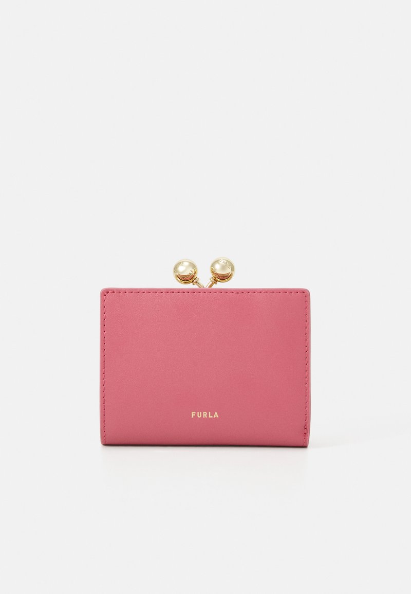 Carteira de couro rosa com uma textura suave, fecho de metal dourado e nome da marca "Furla" em relevo na frente. Forma retangular compacta.
