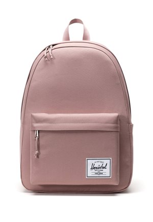 Rosa Stoffrucksack mit einem Hauptfach mit Reißverschluss, einer Vordertasche und einem oberen Griff. Verfügt über ein Markenetikett und ein glattes Material.