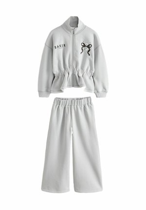 Svetlosivý dvojdielny outfit s bundou na zips so zošitým pásom a širokými nohavicami s elastickým pásom.