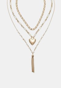 Ker necklace berlapis berwarna emas yang menampilkan berbagai desain: gantungan berbentuk hati, rantai pengikat, dan sulaman yang dihiasi dengan kristal bening.