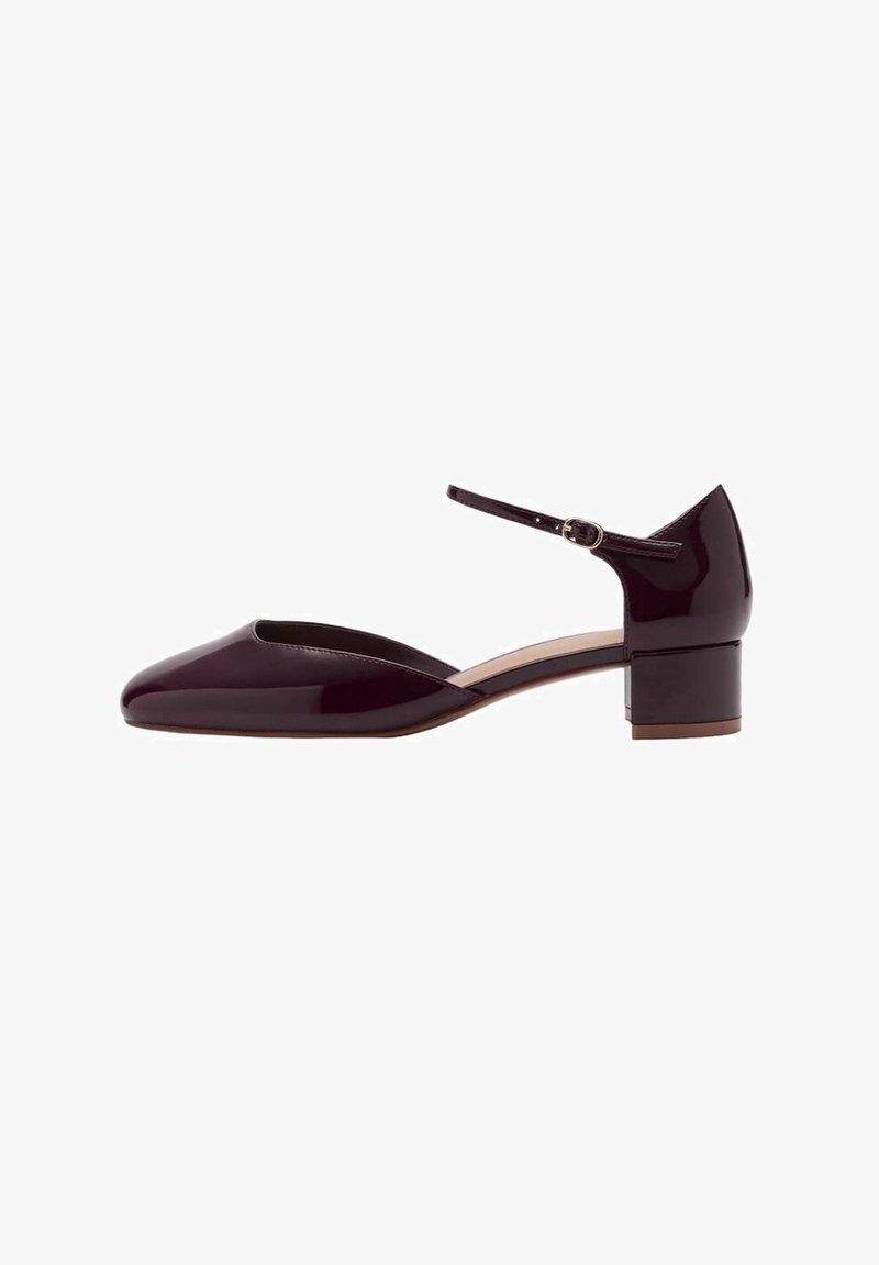 Tmavě bordó lakovaná kůže, boty na kotníku s špičatou špičkou, nízkým blokovým podpatkem a hladkým, lesklým povrchem.