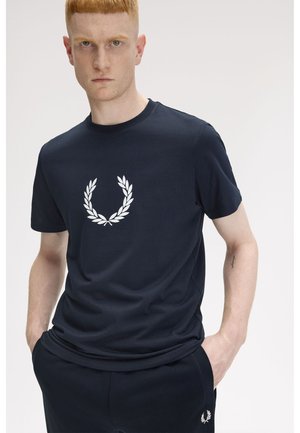 T-shirt navy in cotone, con logo a foglia di alloro bianco sul petto. Maniche corte e design classico a girocollo.