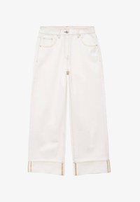 Pantalones vaqueros blancos de pierna ancha con cintura alta, cierre frontal con botones, costuras visibles, bolsillos delanteros y relojero, y dobladillos remangados.