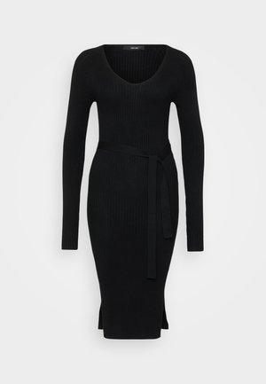 Sort ribbet strikkjole med lange ærmer, V-udskæring, taljebælte og sideslids, der fremhæver en tætsiddende silhuet og blød tekstur.